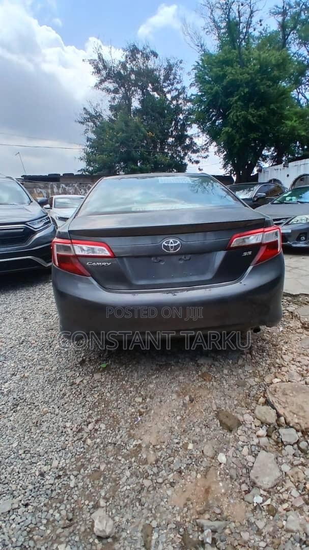 Toyota Camry SE 4dr Sedan (2.5L 4cyl 6A) 2014 Gray
