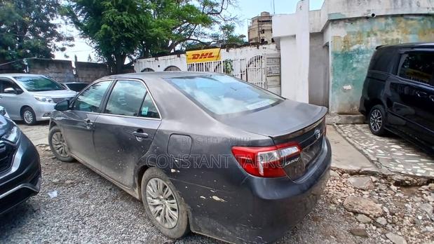 Toyota Camry SE 4dr Sedan (2.5L 4cyl 6A) 2014 Gray