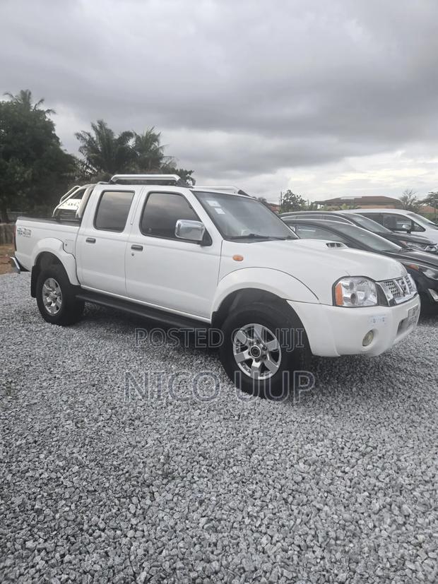 Nissan Hardbody 2021 White