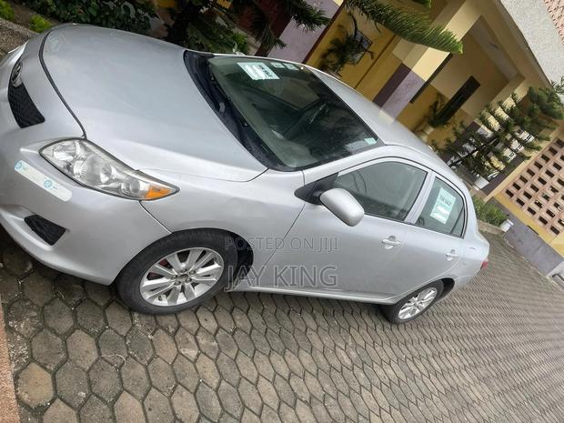 Toyota Corolla LE 4dr Sedan (1.8L 4cyl 4A) 2010 Silver