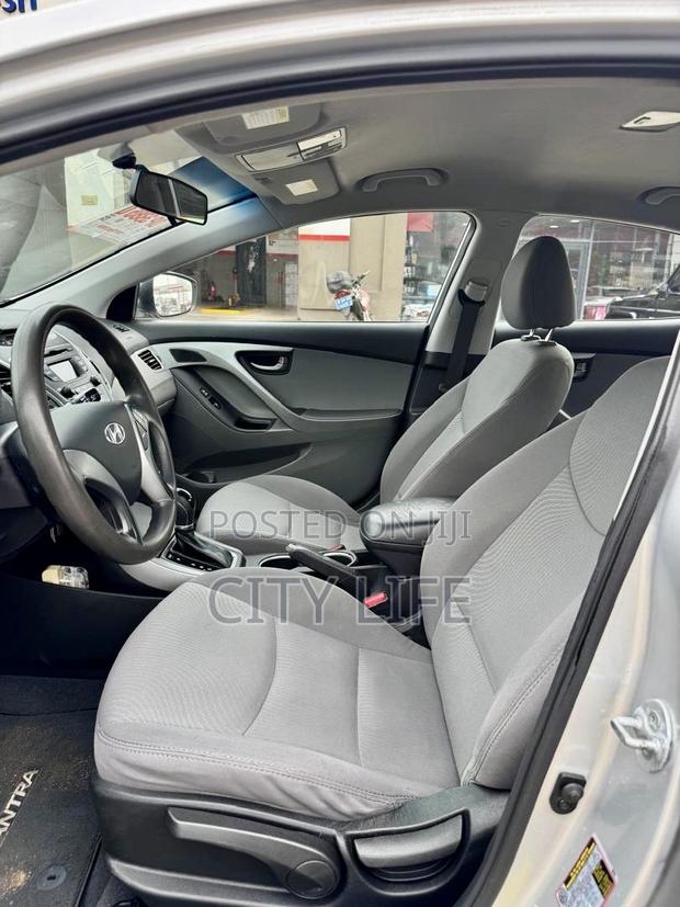 Hyundai Elantra SE 4dr Sedan (1.8L 4cyl 6M) 2014 Silver