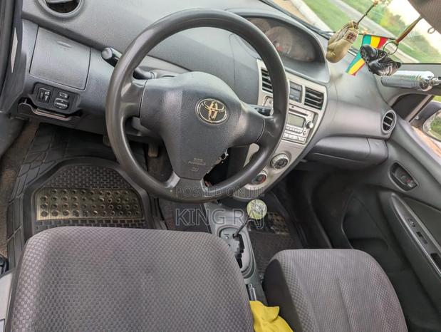 Toyota Yaris L Hatchback 5dr 2012 Blue