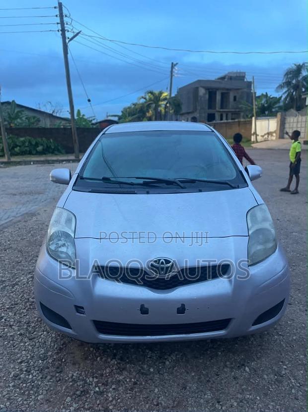 Toyota Vitz 2010 Silver