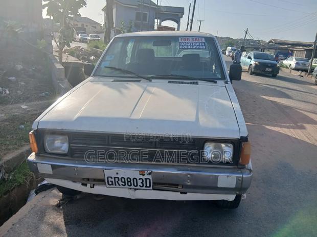 Nissan Hardbody 1989 White
