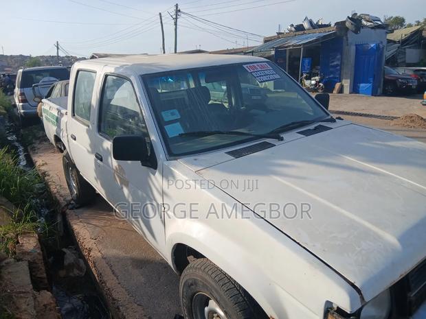 Nissan Hardbody 1989 White