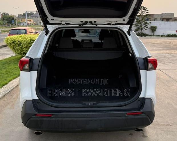 Toyota RAV4 XLE 2021 White