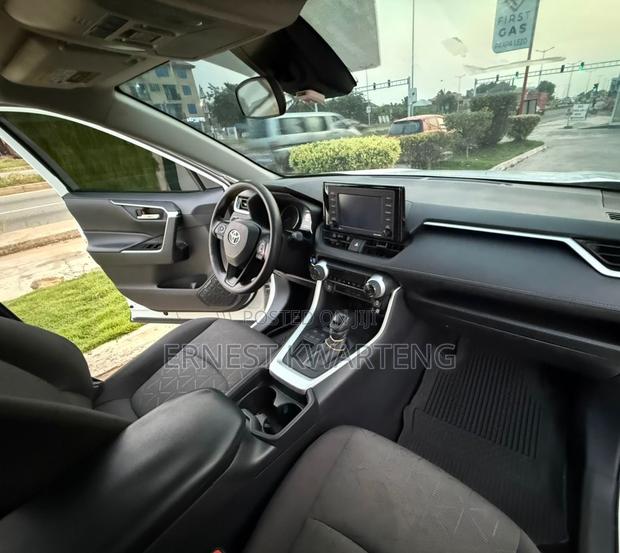 Toyota RAV4 XLE 2021 White