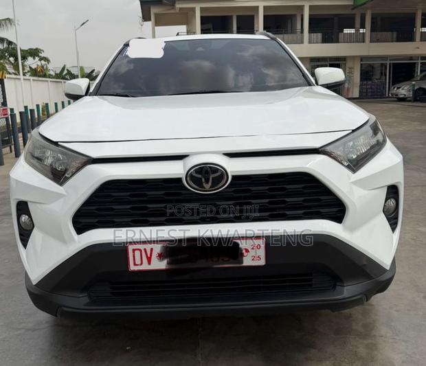 Toyota RAV4 XLE 2021 White