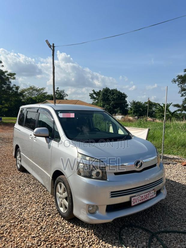 Toyota Voxy 2012 Silver