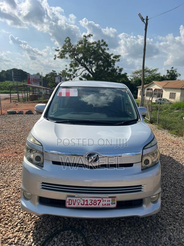 Toyota Voxy 2012 Silver