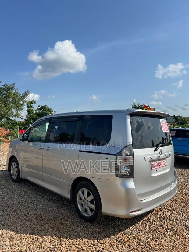 Toyota Voxy 2012 Silver