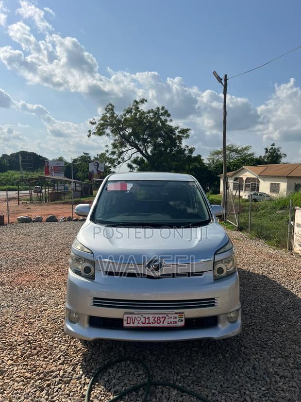 Toyota Voxy 2012 Silver