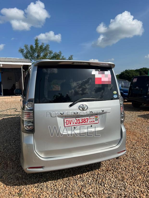 Toyota Voxy 2012 Silver