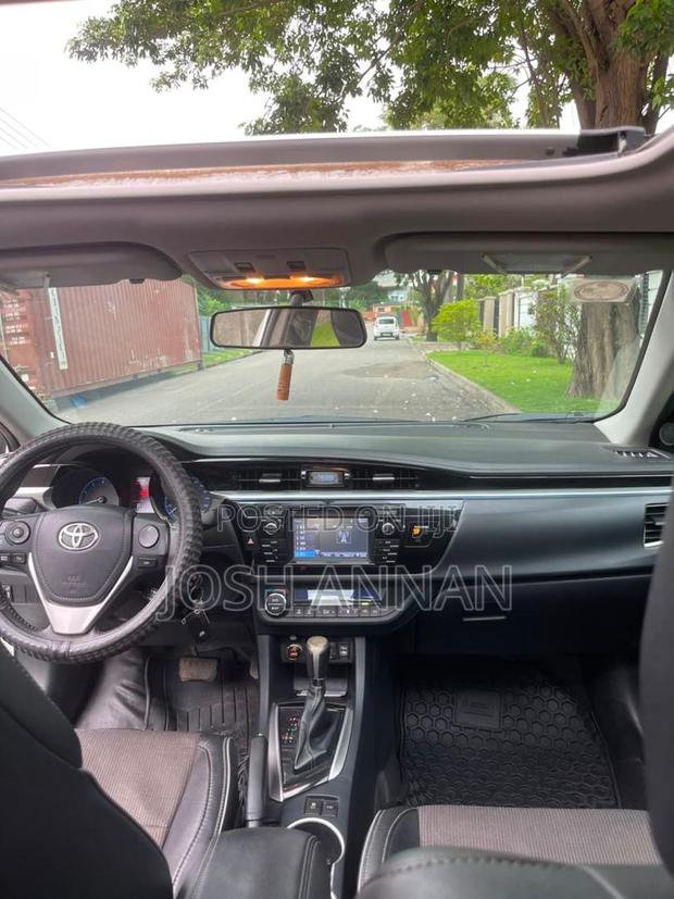 Toyota Corolla SE Special Edition 4dr Sedan (1.8L 4cyl CVT) 2017 White