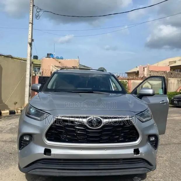 Toyota Highlander LE 2022 Silver