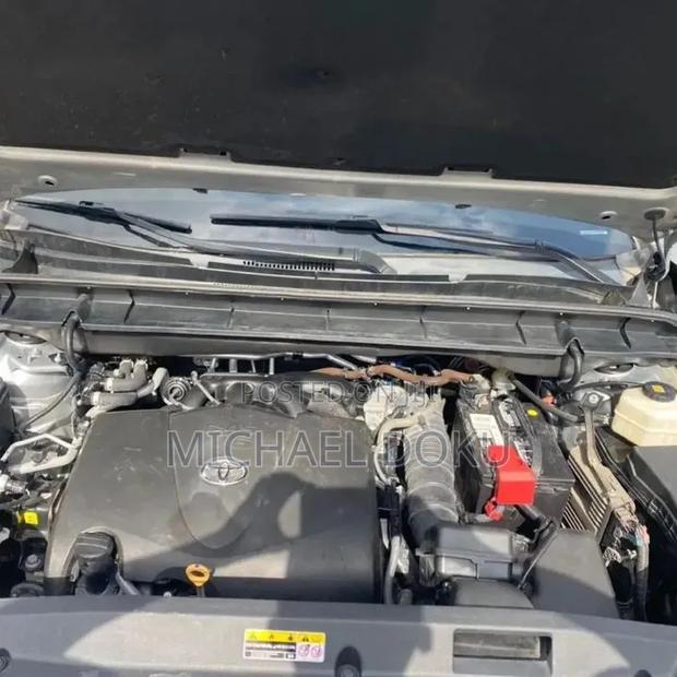 Toyota Highlander LE 2022 Silver