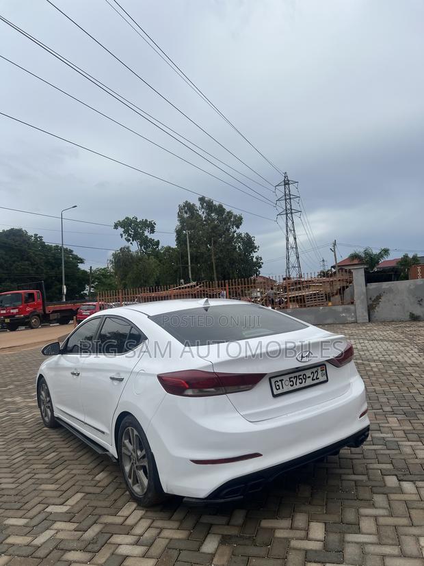 Hyundai Elantra SE Sedan FWD (2.0L 4cyl 6M) 2017 White