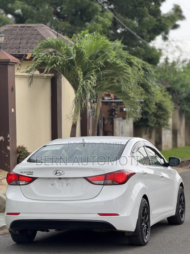 Hyundai Elantra Sport Sedan FWD (2.0L 4cyl 6A) 2016 White