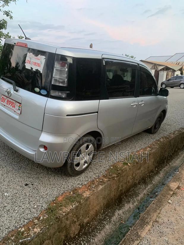 Toyota Sienta 1.5 FWD 2012 Silver