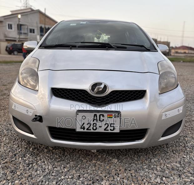 Toyota Vitz 1.3 FWD 3dr 2010 Silver