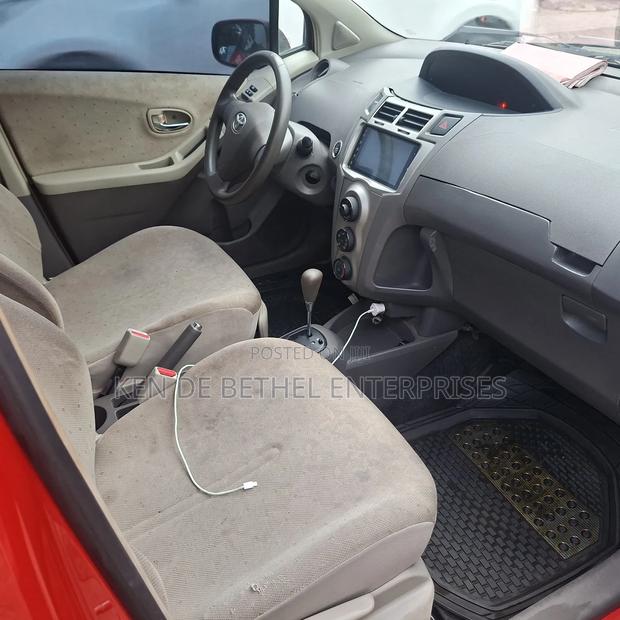 Toyota Vitz 1.3 FWD 5dr 2010 Red