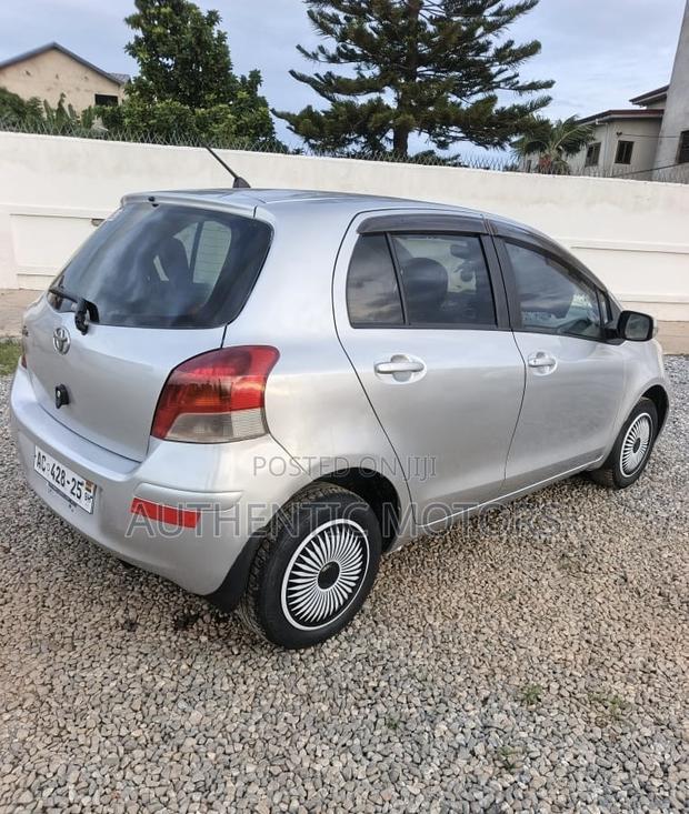 Toyota Vitz 2010 Silver