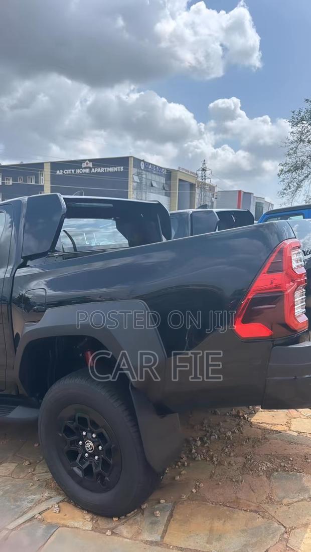 New Toyota Hilux 2025 Black