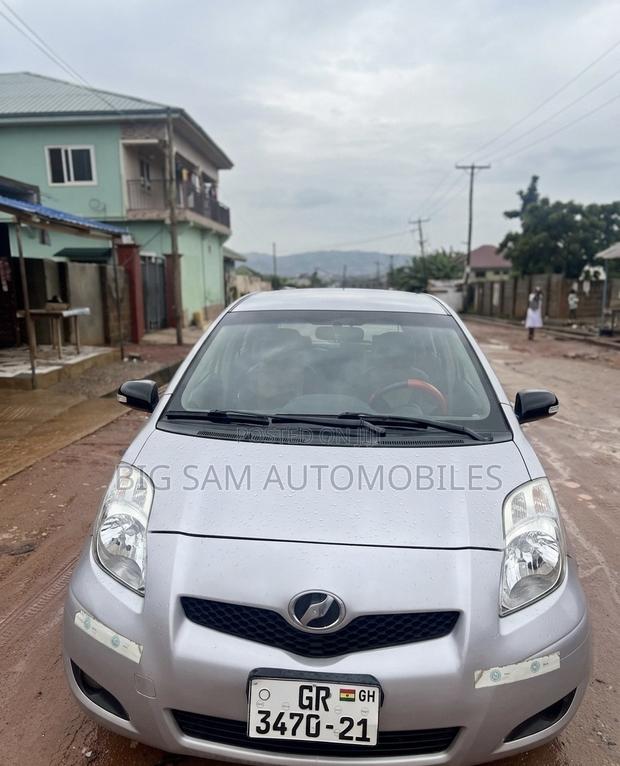 Toyota Vitz 2010 Silver