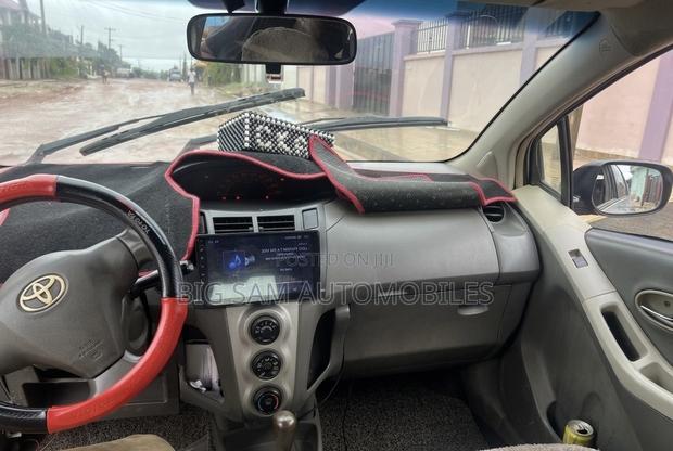 Toyota Vitz 2010 Silver