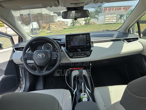 Toyota Corolla LE 2021 Silver