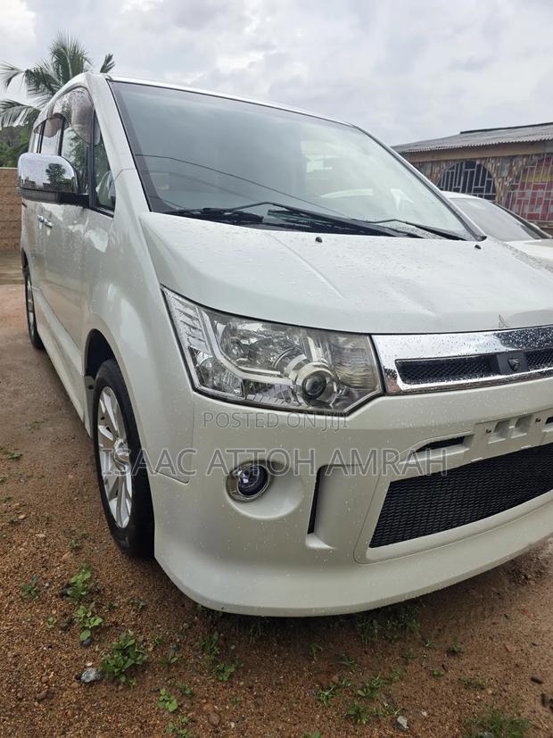 Mitsubishi Rosa 2016 White