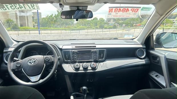 Toyota RAV4 LE AWD (2.5L 4cyl 6A) 2017 Silver
