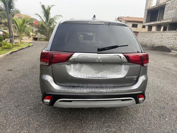 Mitsubishi Outlander SE FWD 2019 Gray