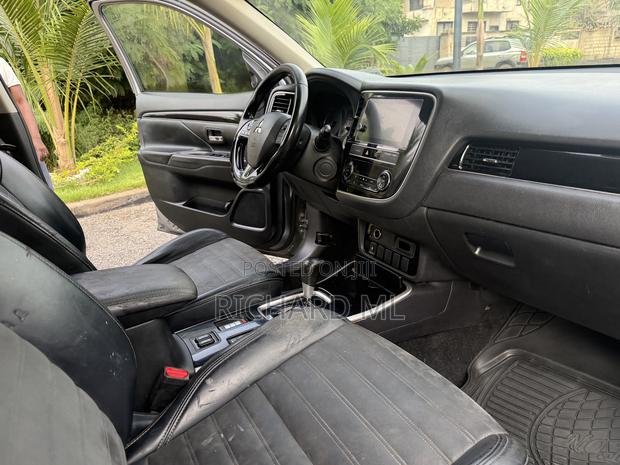 Mitsubishi Outlander SE FWD 2019 Gray