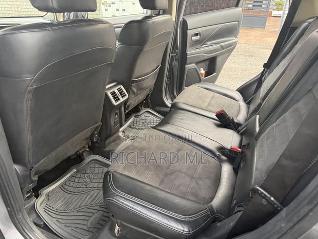 Mitsubishi Outlander SE FWD 2019 Gray