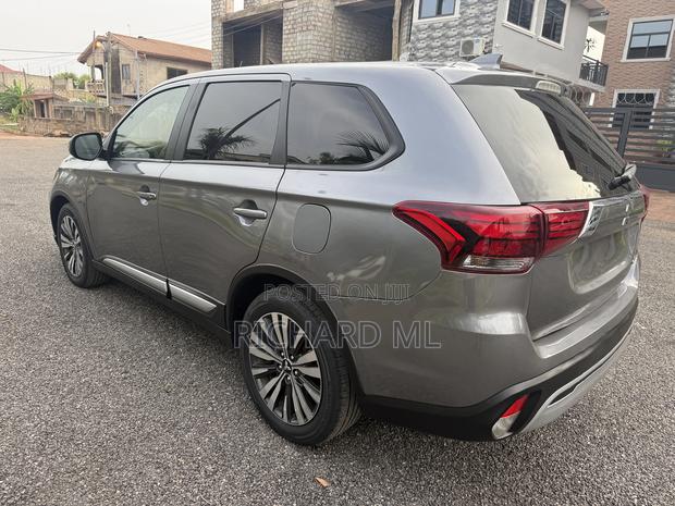 Mitsubishi Outlander SE FWD 2019 Gray