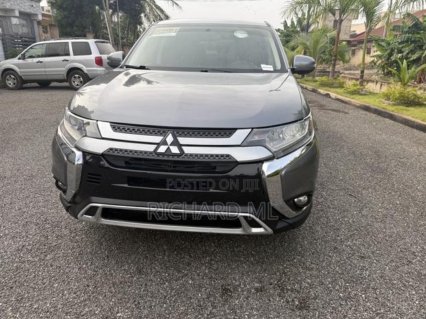 Mitsubishi Outlander SE FWD 2019 Gray
