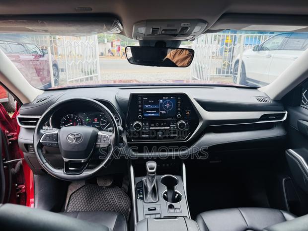 Toyota Highlander XLE 2021 Red