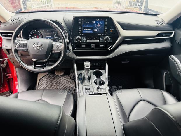 Toyota Highlander XLE 2021 Red
