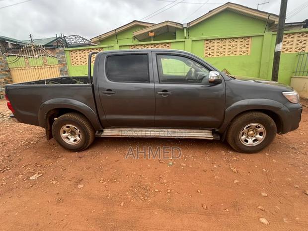 Toyota Hilux WORKMATE 4x4 2013 Gray