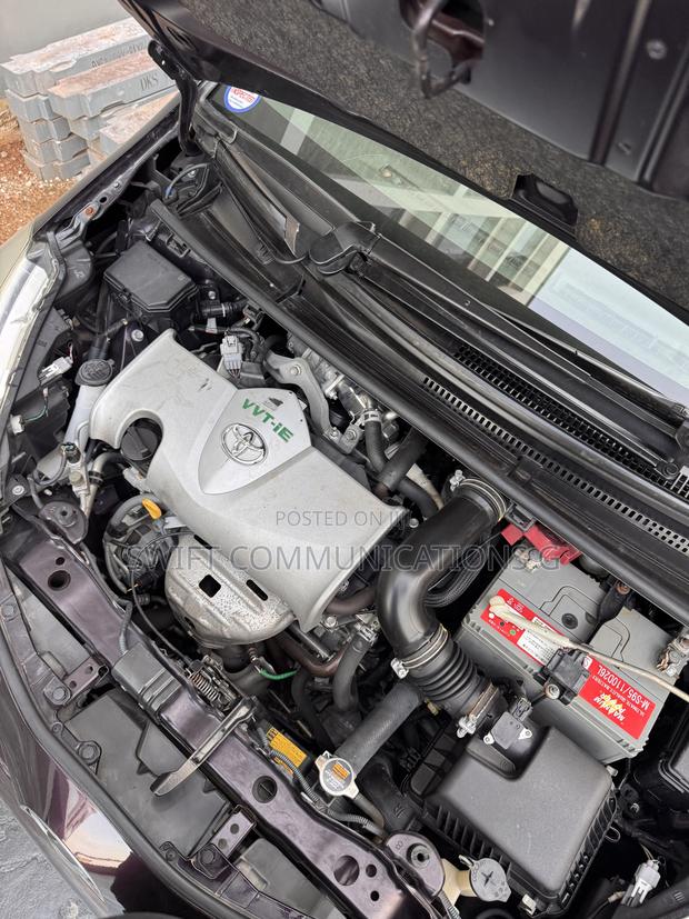 Toyota Vitz 1.5 FWD 5dr 2015 Maroon