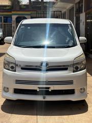 Toyota Voxy 2012 White for sale
