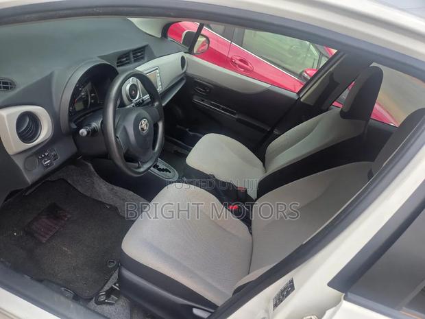 Toyota Vitz 1.5 FWD 5dr 2013 White