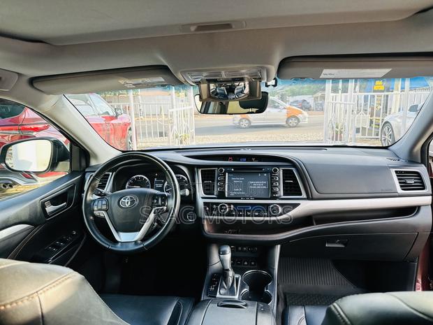 Toyota Highlander XLE 4x4 V6 (3.5L 6cyl 8A) 2018 Burgundy