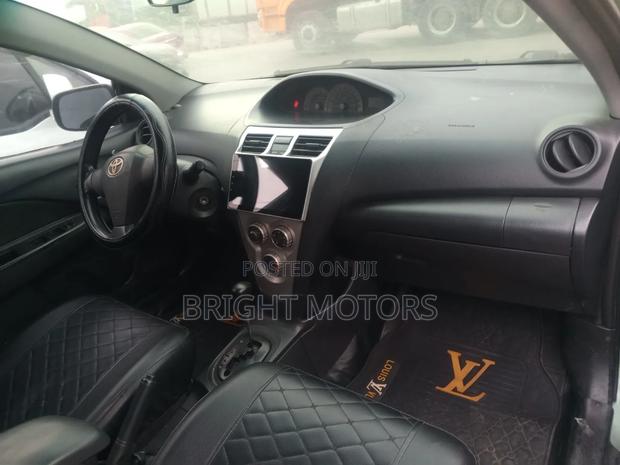 Toyota Yaris Base Sedan 4dr 2010 Green