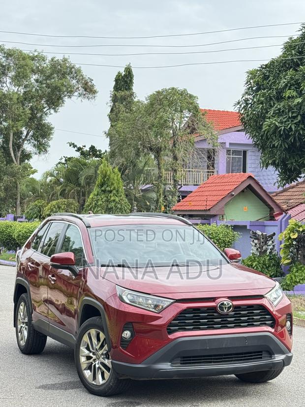Toyota RAV4 XLE 2021 Red