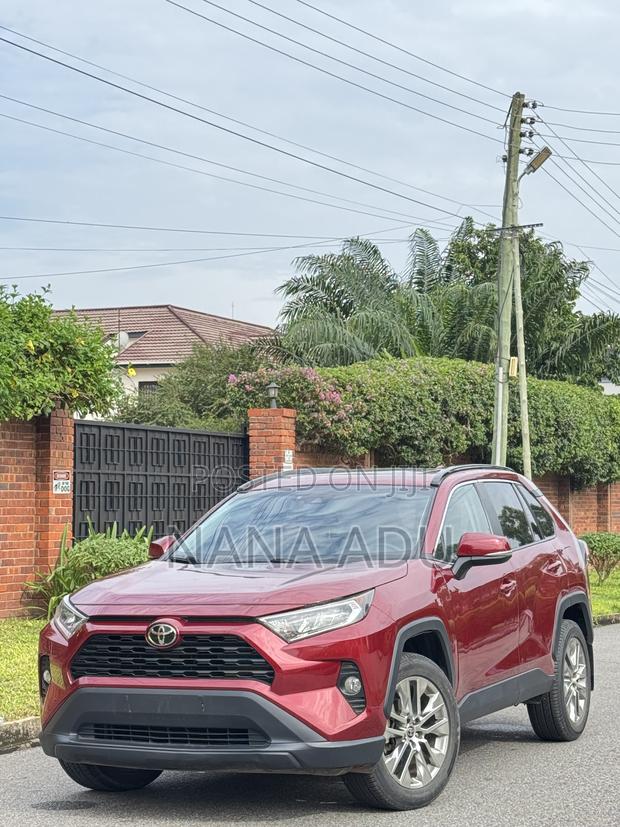 Toyota RAV4 XLE 2021 Red