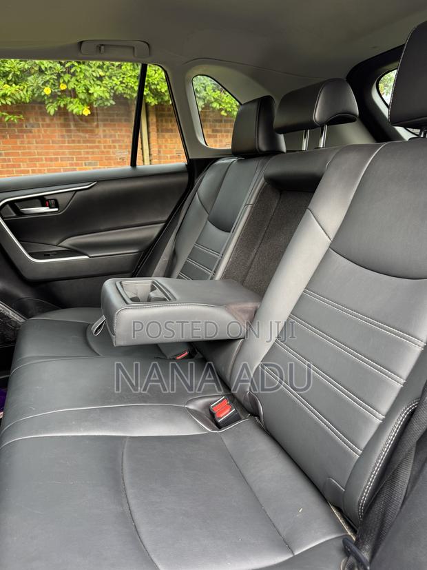 Toyota RAV4 XLE 2021 Red