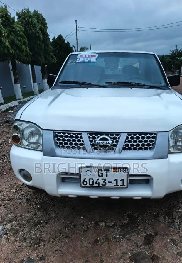 Nissan Hardbody 2011 White