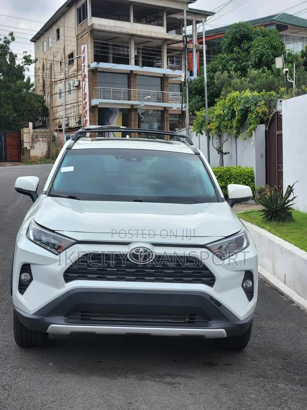 Toyota RAV4 XLE Premium 2021 White